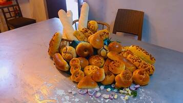 Een tafel met verschillende soorten brood en bijpassende toppings.