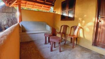 Schreibtisch, laptopgeeigneter Arbeitsplatz