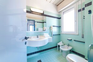 Camera tripla, vista mare | Bagno | Asciugacapelli, bidet, asciugamani, sapone