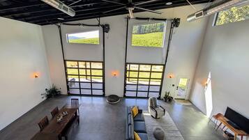 Smart TV, reproductor de DVD, libros y monitor de computadora