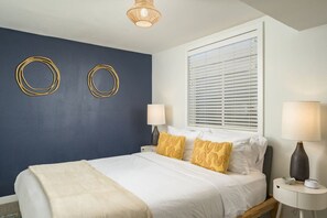 4 slaapkamers, een bureau, een strijkplank/strijkijzer, reisbedje