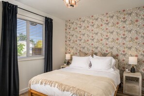 4 makuuhuonetta, työpöytä, silitysrauta/-lauta, vauvan matkasänky