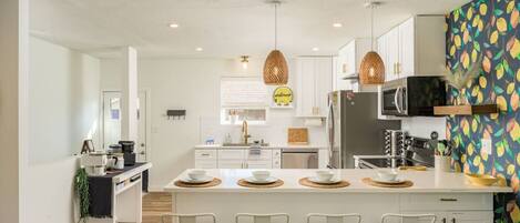 Een koelkast, een microgolfoven, een oven, een kookplaat