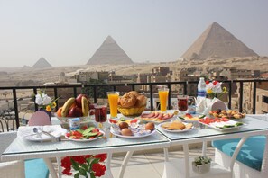 Free daily full breakfast  - Sunrise Pyramids Inn (Giza)
