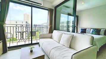 Phòng dành cho gia đình, quang cảnh hồ bơi | Bàn ủi/dụng cụ ủi quần áo, truy cập Internet không dây miễn phí