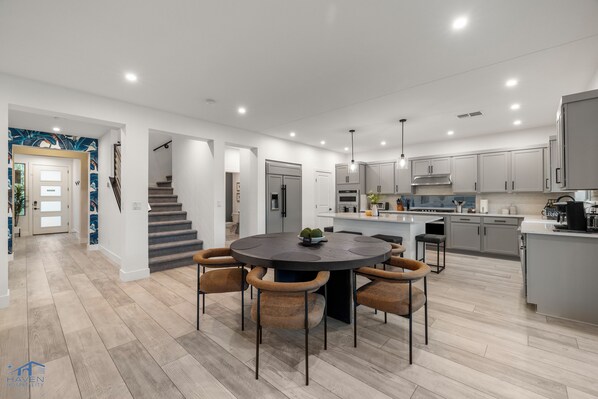 Dining - Cozy Modern 5bdHome, 15mins to Airport, 20mins to the strip, Pool & Jacuzzi! (Las Vegas)