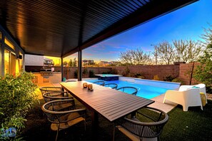Outdoor dining - Cozy Modern 5bdHome, 15mins to Airport, 20mins to the strip, Pool & Jacuzzi! (Las Vegas)