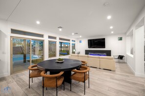 Dining - Cozy Modern 5bdHome, 15mins to Airport, 20mins to the strip, Pool & Jacuzzi! (Las Vegas)