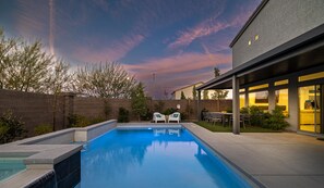 Pool - Cozy Modern 5bd Home, 10mins to Airport, 15mins to the Strip, Pool & Jacuzzi! (Las Vegas)