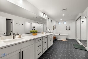 Shower, hair dryer, towels, soap - Cozy Modern 5bd Home, 10mins to Airport, 15mins to the Strip, Pool & Jacuzzi! (Las Vegas)