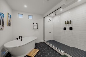 Shower, hair dryer, towels, soap - Cozy Modern 5bd Home, 10mins to Airport, 15mins to the Strip, Pool & Jacuzzi! (Las Vegas)