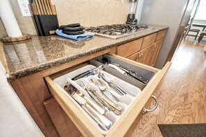 Gallery Townhome, 5 Bedrooms | Private kitchen