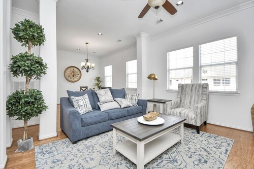 Lux Galleria Home-5BR Roof Deck