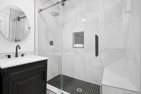 Gallery Townhome, 5 Bedrooms | Bathroom | Hair dryer, towels
