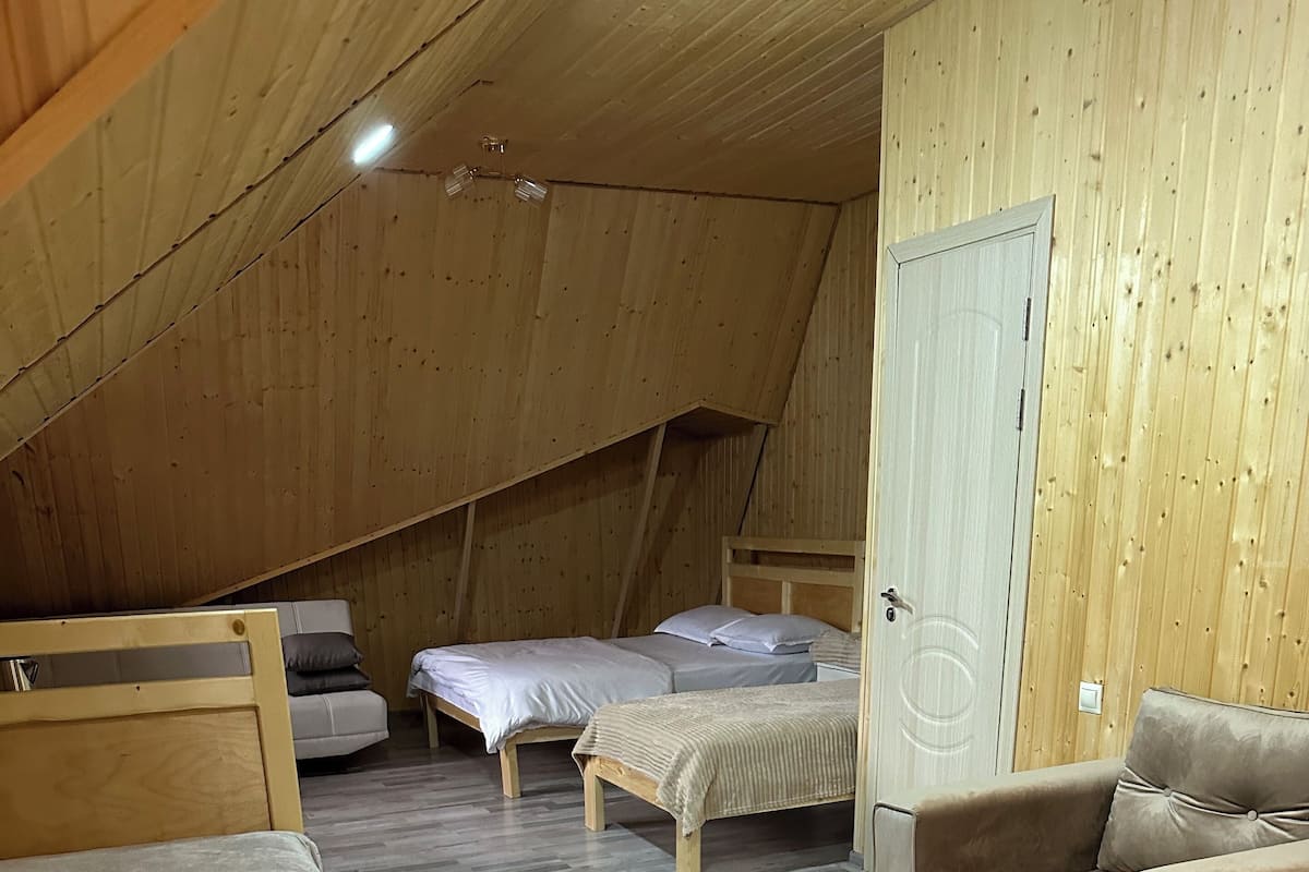 Habitació quàdruple, balcó, vistes a la muntanya | 2 dormitoris i wifi gratuïta