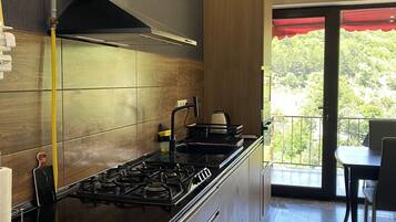 Apartemen Keluarga, pemandangan gunung | Dapur pribadi | Lemari es kecil, microwave, oven, dan peralatan masak/sendok-piring