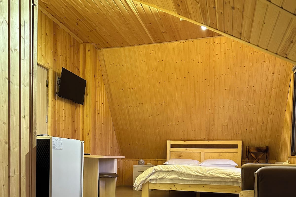 Habitació triple, balcó, vistes a la muntanya | 2 dormitoris i wifi gratuïta