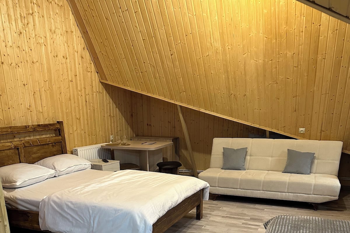 Habitació triple, balcó, vistes al pati | 2 dormitoris i wifi gratuïta