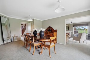 Dining - Clarendon Estate - Masterton Holiday Home (Masterton)