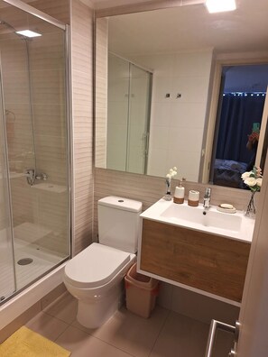 Comfort-Apartment | Badezimmer | Duschwanne, kostenlose Toilettenartikel, Haartrockner, Handtücher