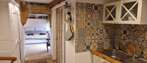 1 habitación, tabla de planchar con plancha, wifi y ropa de cama