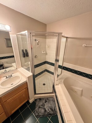 Shower, jetted tub, towels, soap - Spacious 3BR Townhome—Perfect for Families & Relaxing Getawaysn lively Provo (Provo)