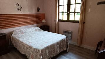 1 slaapkamer, een bureau, een strijkplank/strijkijzer, wifi