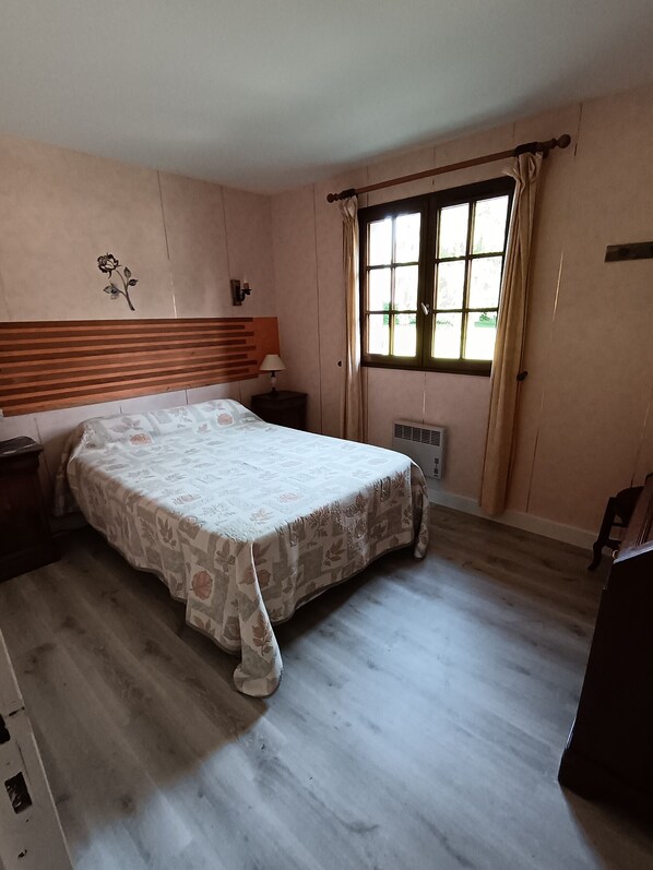 1 habitación, escritorio, tabla de planchar con plancha y wifi 