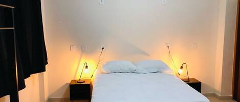1 dormitori, planxa i posts de planxar, wifi i roba de llit
