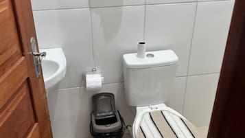 Regadera, toallas, papel de baño