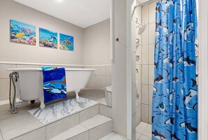 Haartrockner, Handtücher, Seife, Toilettenpapier