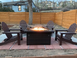 Property grounds - Mountain Views, Modern Comfort: Your Cozy Getaway in Colorado Springs (Colorado Springs)
