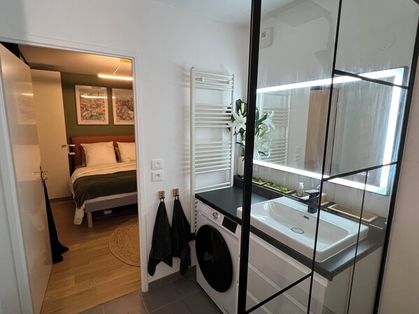 1 多间卧室、熨斗/熨衣板、WiFi、床单