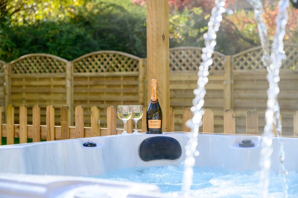 Outdoor spa tub - Little Hawkcliffe Retreat | Hot Tub & Parking (West Yorkshire)