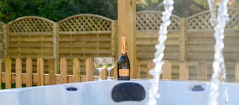 Little Hawkcliffe Retreat | Hot Tub & Parking