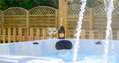 Little Hawkcliffe Retreat | Hot Tub & Parking