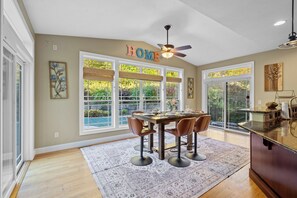 Dining - Home theater, pool, spa close to SU, Downtown (Fayetteville)