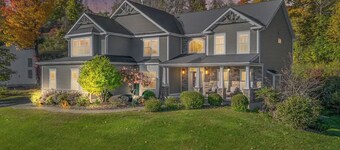 Home theater, pool, spa close to SU, Downtown