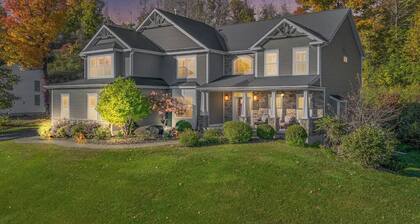 Home theater, pool, spa close to SU, Downtown