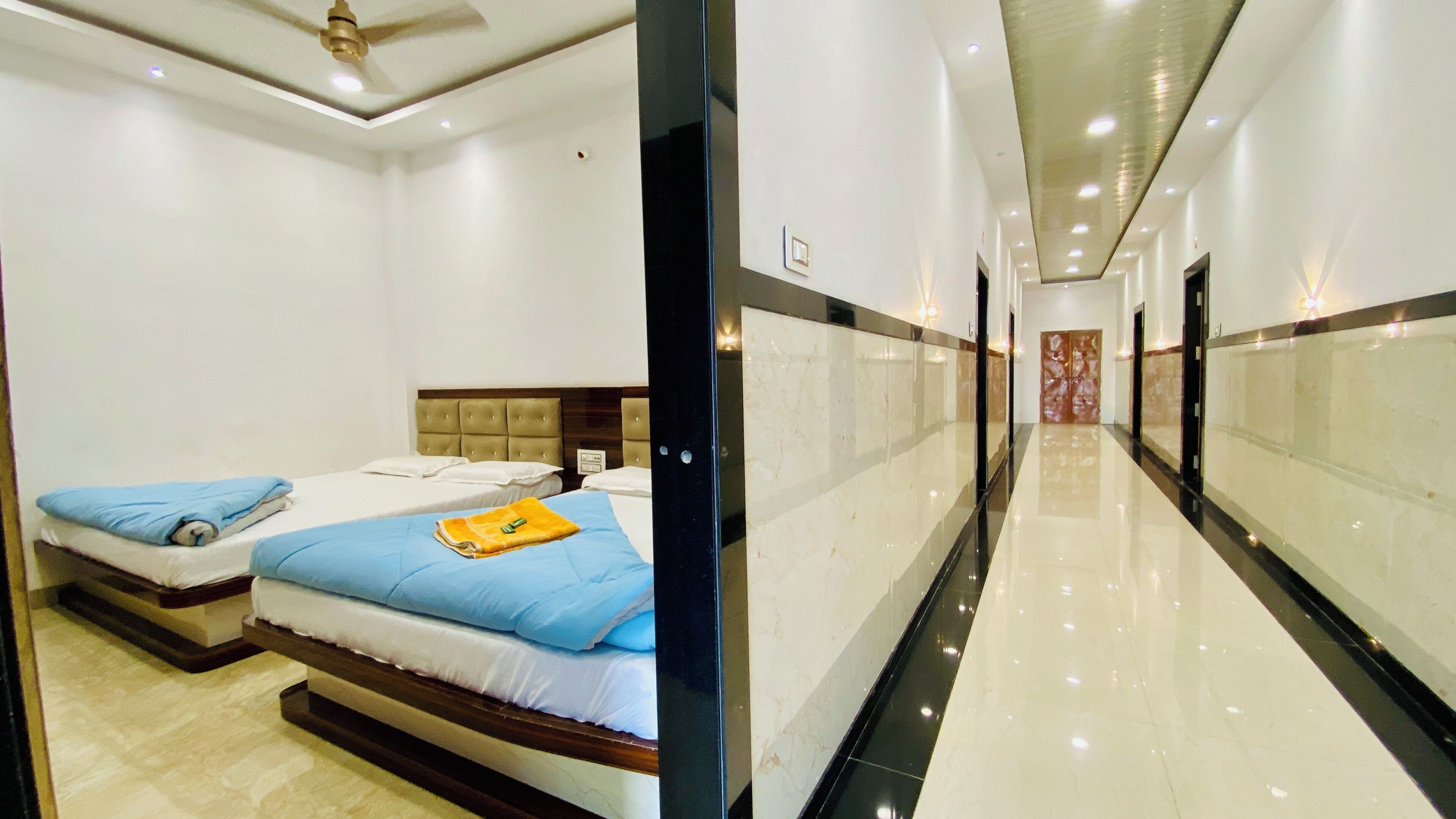 Habitación cuádruple económica | Wifi gratis y ropa de cama 