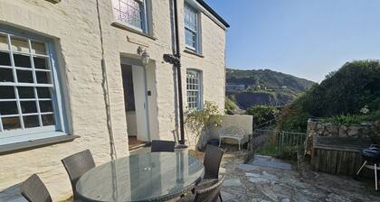 Cove Cottage - sleeps 6 guests in 3 bedrooms