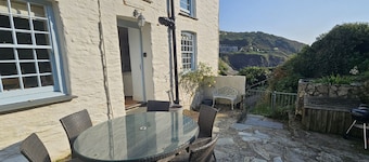 Cove Cottage - sleeps 6 guests in 3 bedrooms