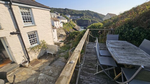 Cove Cottage - sleeps 6 guests  in 3 bedrooms