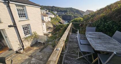 Cove Cottage - sleeps 6 guests in 3 bedrooms