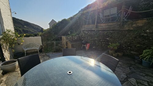 Cove Cottage - sleeps 6 guests  in 3 bedrooms