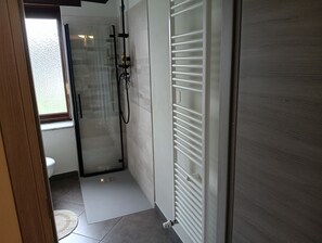SĂšche-cheveux, bidet, serviettes fournies, savon