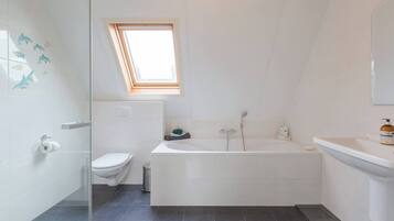 Douche, sèche-cheveux, serviettes fournies, savon