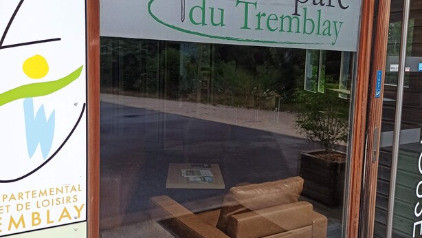 Schild für 'Golf du parc du Tremblay' mit Logo und Hinweis auf eine Golfanlage.