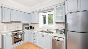 Jääkaappi, mikroaaltouuni, uuni, astianpesukone