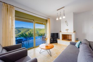 Fireplace, DVD player, books - Villa Inna - Three Bedroom Villa, Sleeps 6 (Lefkada)